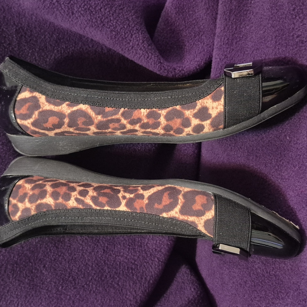 16-KK Anne Klein 7.5 Leopard Print & Black Flats women's slip-ons comfort shoes - Picture 5 of 10